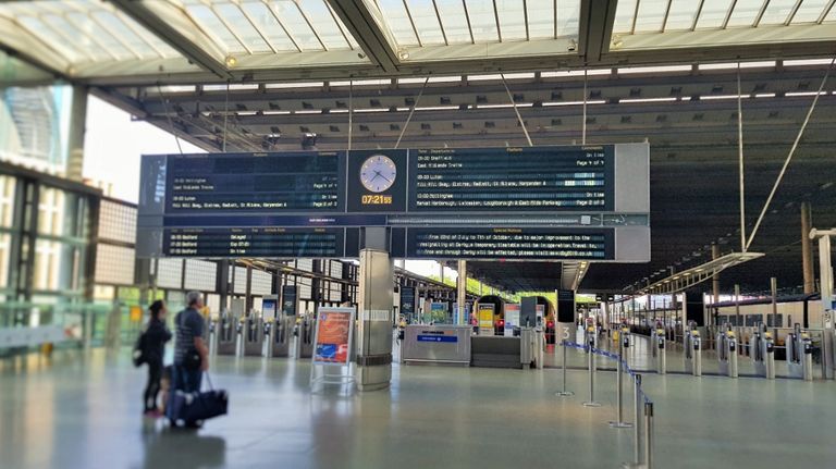 Trains to and from Leicester, Derby, Nottingham and Sheffield depart from this part of the station